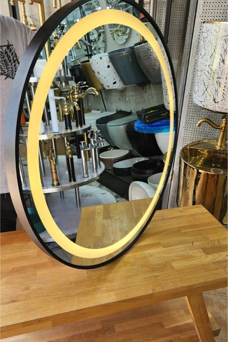 مرآة بيضاوية بإضاءة أمامية وإطار ستيل مصقول